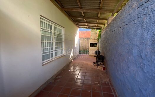CASA COMERCIAL NA RUA GUAPORÉ