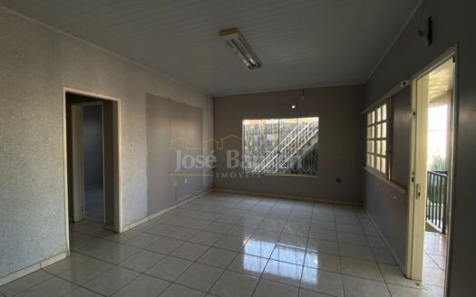 CASA COMERCIAL NA RUA GUAPORÉ