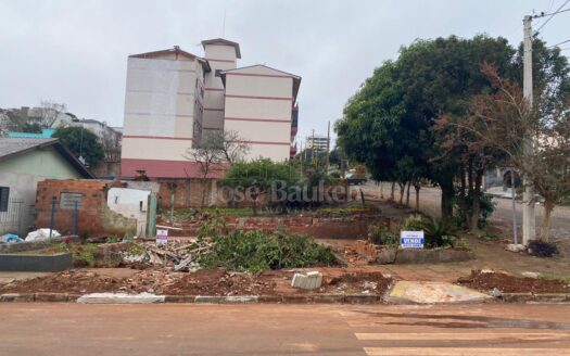 TERRENO DE ESQUINA NO CENTRO